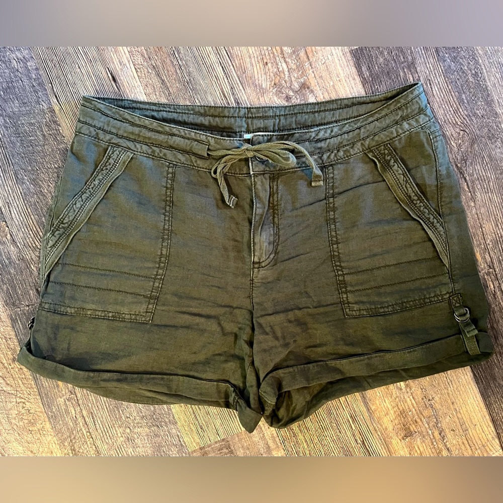 Like New Women’s Green Linen Shorts